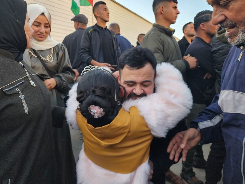 
Njihov prvi susret bio je izuzetno emotivan, a sve su zabilježile kamere na dočeku oslobođenih Palestinaca u gradu Khan Younis na jugu Pojasa Gaze