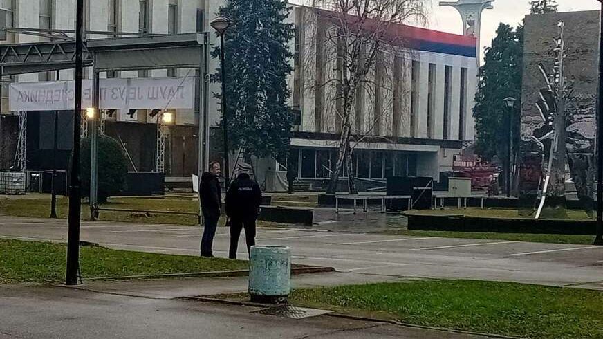 Nakon jučerašnjeg mitinga podrške Miloradu Dodiku i najave da će mnogi građani osvanuti pred NSRS, jutros u Banja Luci osim policije, nije bilo nikog