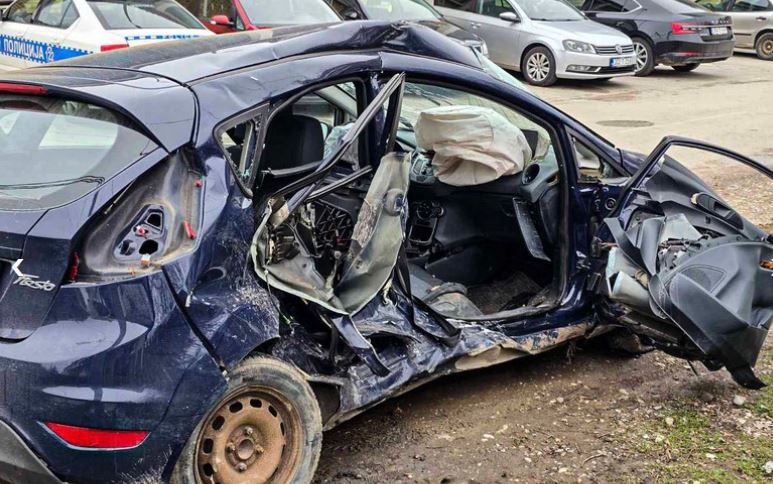 U sudaru su učestvovali putnički automobil marke "Ford", kojim je upravljala T.S., te teretno vozilo marke "Peugeot", kojim je upravljao C.T.