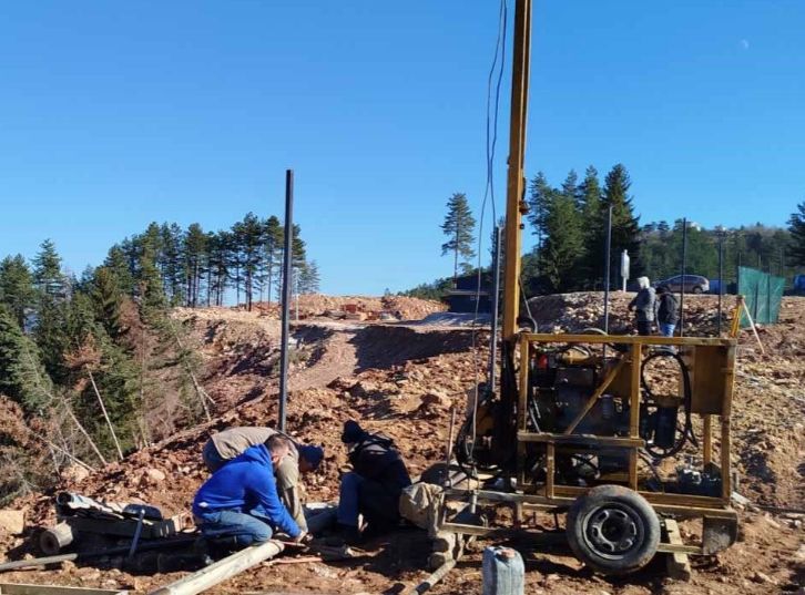 Uk je objavio da su postavljene reperne tačke za praćenje pomjeranja tla, a započeta su i iskopavanja kako bi se utvrdila dubina klizišta