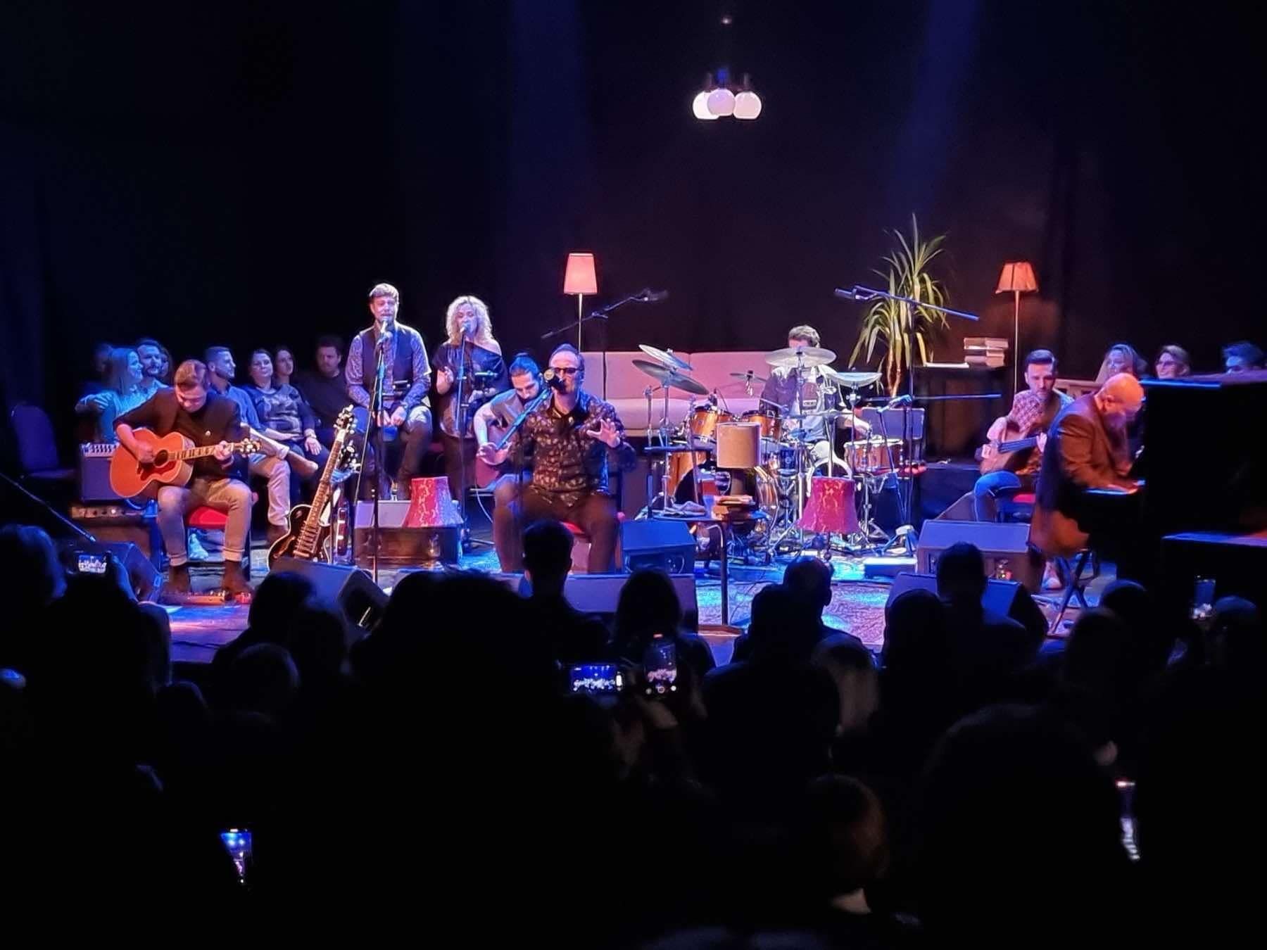 Ovo je, zasigurno, večer kada mnogima srce posebno udara, slavi se ljubav, umjetnost i autentičan zvuk sarajevske rock scene