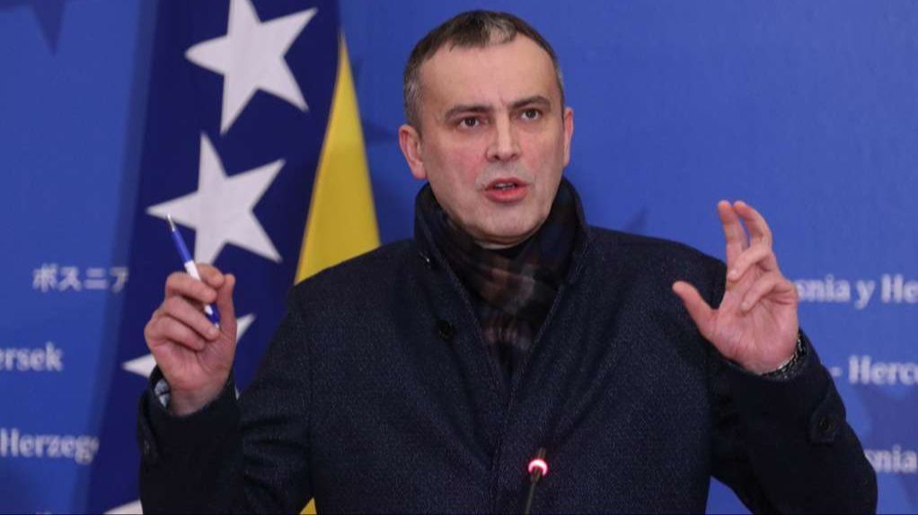 Zamalo tučnjava u Parlamentu: Babalj i Kojić krenuli da 'rasprave u hodniku', reagiralo osiguranje