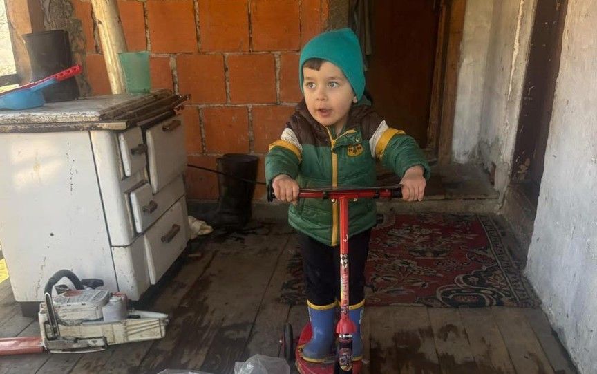 Njegova porodica živi u jednoj maloj trošnoj kući, u selu udaljenom 40 kilometara od Srebrenice