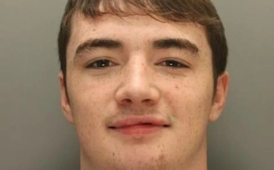 Uprkos njihovim godinama i nevinom izgledu, porodica i prijatelji otkrivaju da je Burton postao ulični diler sa samo deset godina