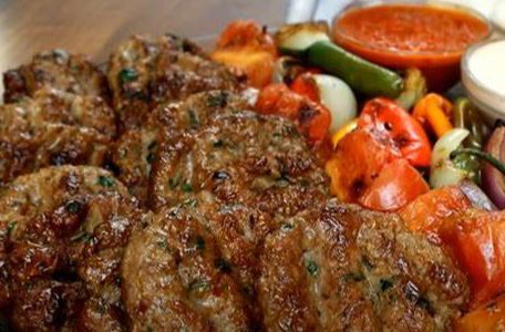 Turske faširane šnicle su brz, ukusan i jednostavan obrok koji se lako priprema, a idealne su za porodičnu večeru ili brzi ručak