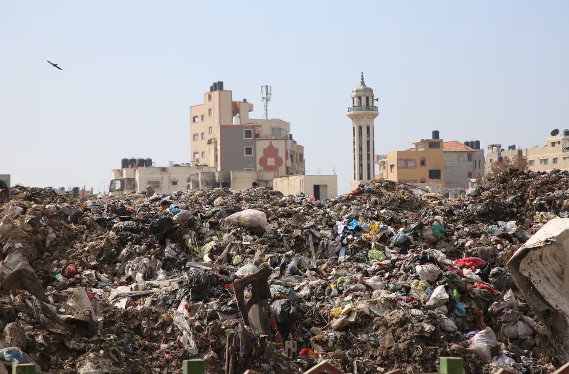 Ta neuređena odlagališta, koja su u to vrijeme sadržavala gotovo pola miliona tona otpada, bila su puna štakora i komaraca, a sve su više bilježene bolesti poput difterije