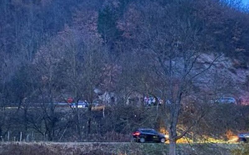 Povrijeđene osobe prevezene su u Kantonalnu bolnicu Goražde radi u kazivanja ljekarske pomoći.