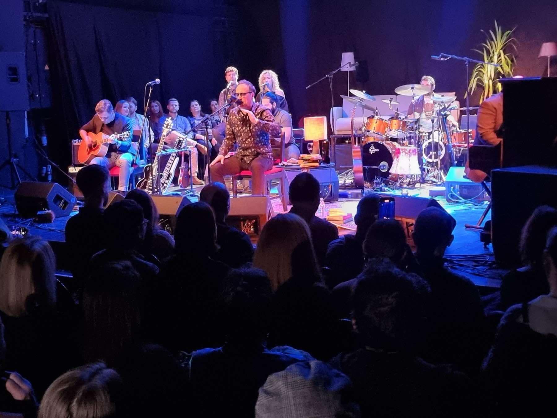 Ovo je, zasigurno, večer kada mnogima srce posebno udara, slavi se ljubav, umjetnost i autentičan zvuk sarajevske rock scene