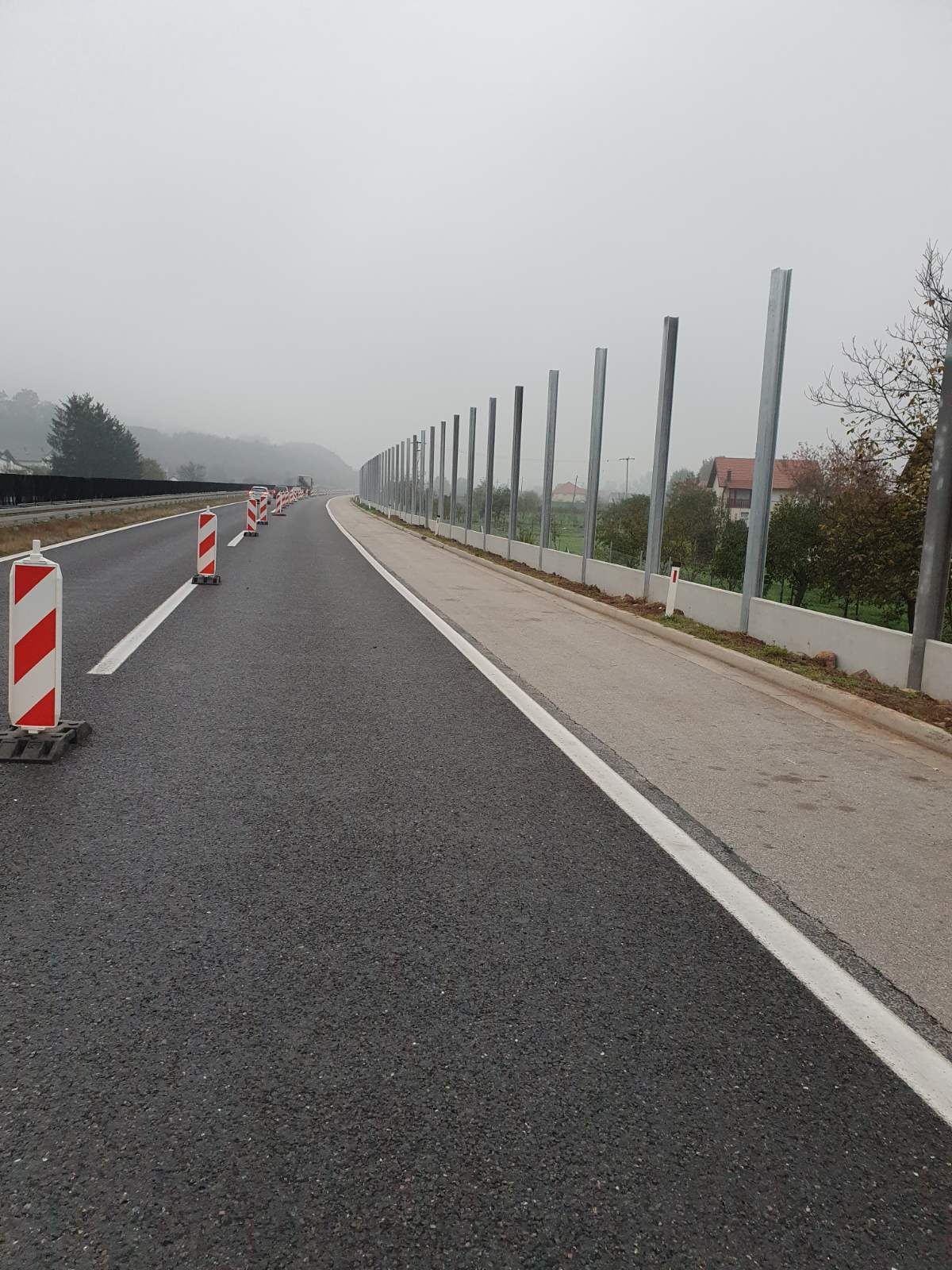 Zbog sanacije klizišta na dionici autoceste A-1 Lepenica-Tarčin saobraća se voznom trakom, a u smjeru Tarčin-Lepenica na mjestu radova preticajnom trakom.