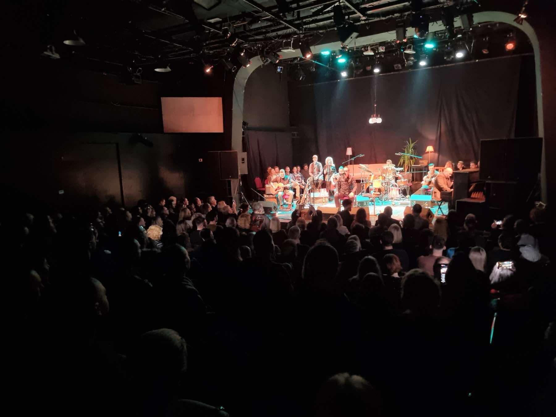 Ovo je, zasigurno, večer kada mnogima srce posebno udara, slavi se ljubav, umjetnost i autentičan zvuk sarajevske rock scene