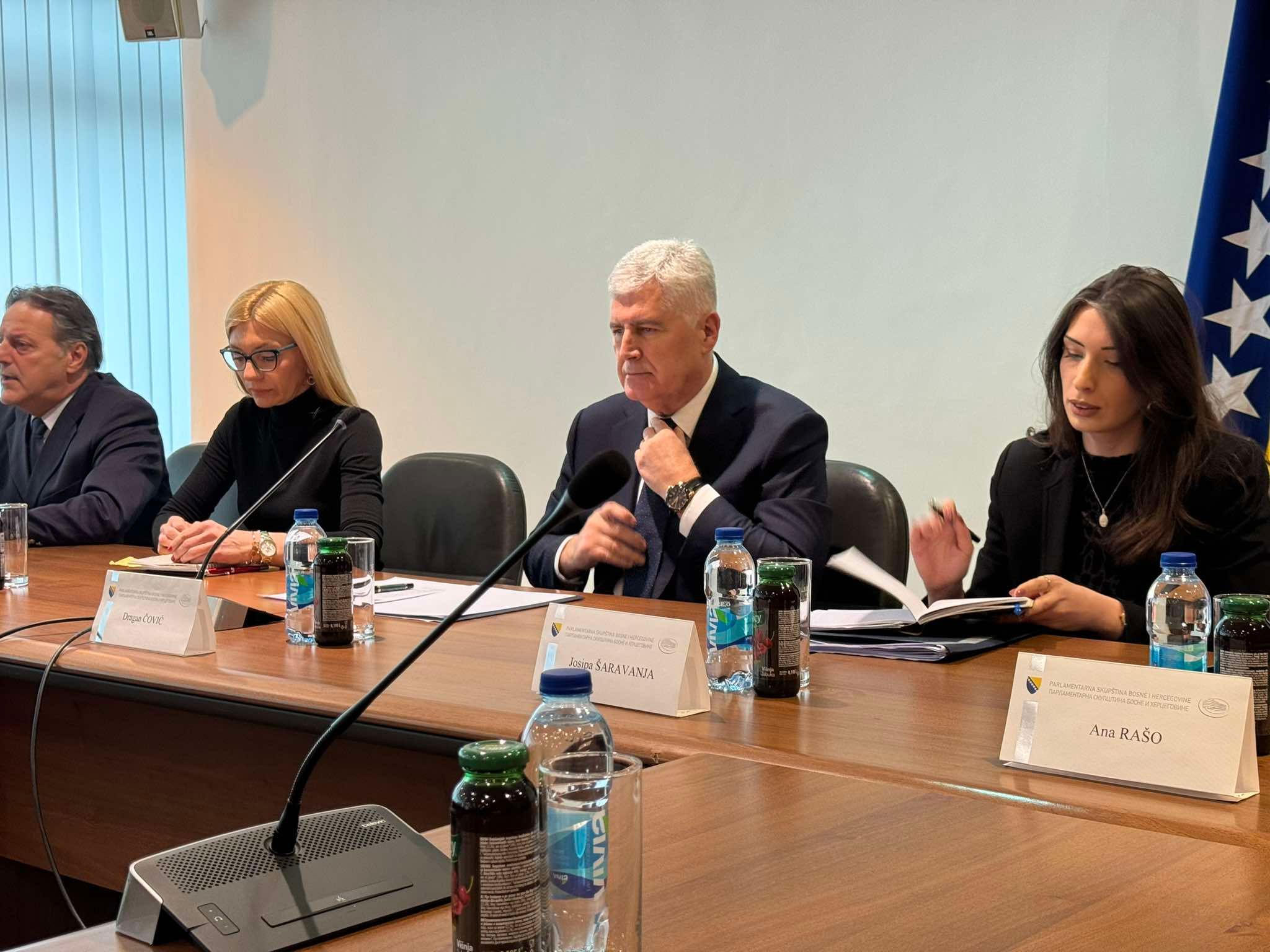 Na pitanje o opstanku državne koalicije Čović je najavio da će ubrzo sjesti sa partnerima u vlasti i razgovarati ima li smisla nastaviti partnerstvo