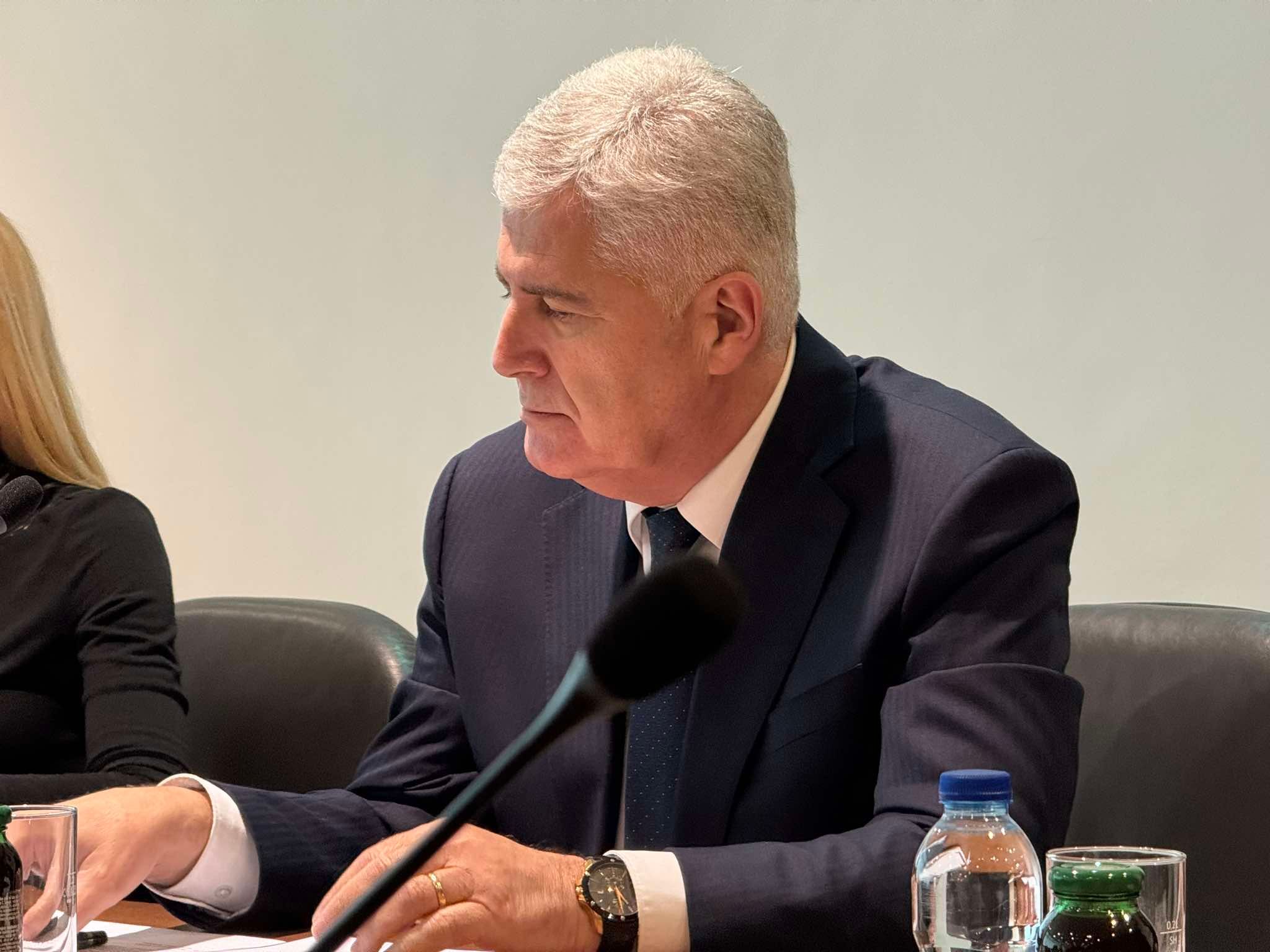 Na pitanje o opstanku državne koalicije Čović je najavio da će ubrzo sjesti sa partnerima u vlasti i razgovarati ima li smisla nastaviti partnerstvo