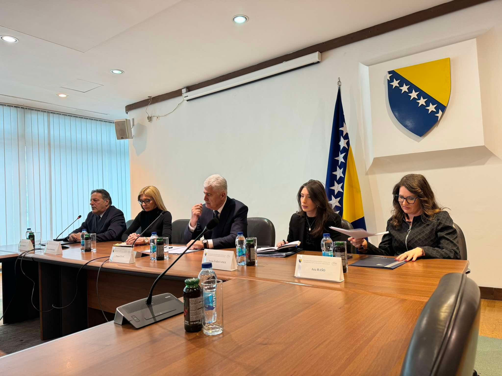 Na pitanje o opstanku državne koalicije Čović je najavio da će ubrzo sjesti sa partnerima u vlasti i razgovarati ima li smisla nastaviti partnerstvo