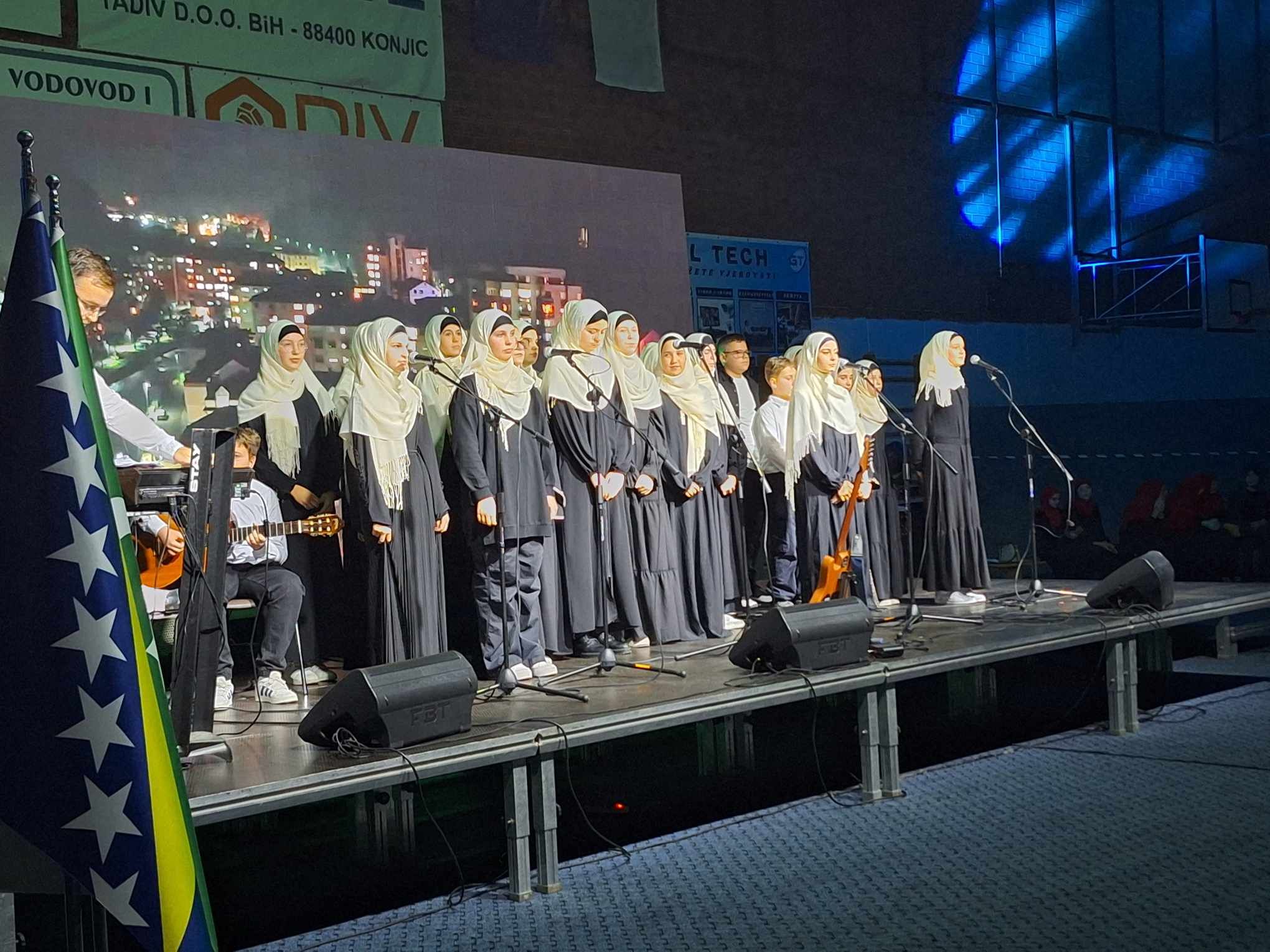 Na početku večerašnje manifestacije odlomke iz Kur'ana Časnog proučio je hfz. Kerim Nuhanović podsjećajući na važnost i obaveznost ramazanskog posta