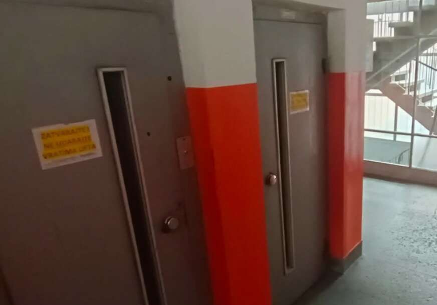 Naredio joj je da, kada siđu u prizemlje zgrade, stanarima koji su počeli da se okupljaju kaže da mu je djevojka.