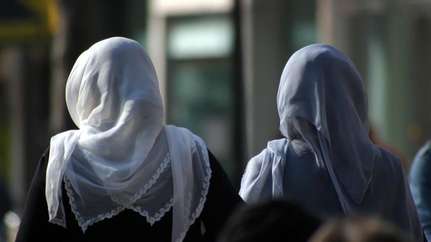 Organizacije za ljudska prava već godinama upozoravaju na stigmatizaciju muslimana i Arapa, naročito zbog njihovog čestog povezivanja s militantnim grupama