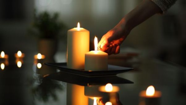 Obožavate svijeće, njihov opojan miris i prijatnu atmosferu koju prave u domu, ali vas uvijek nervira ona rupa koja ostane u sredini jer ne gori ravnomjerno? Rješenje je jednostavn