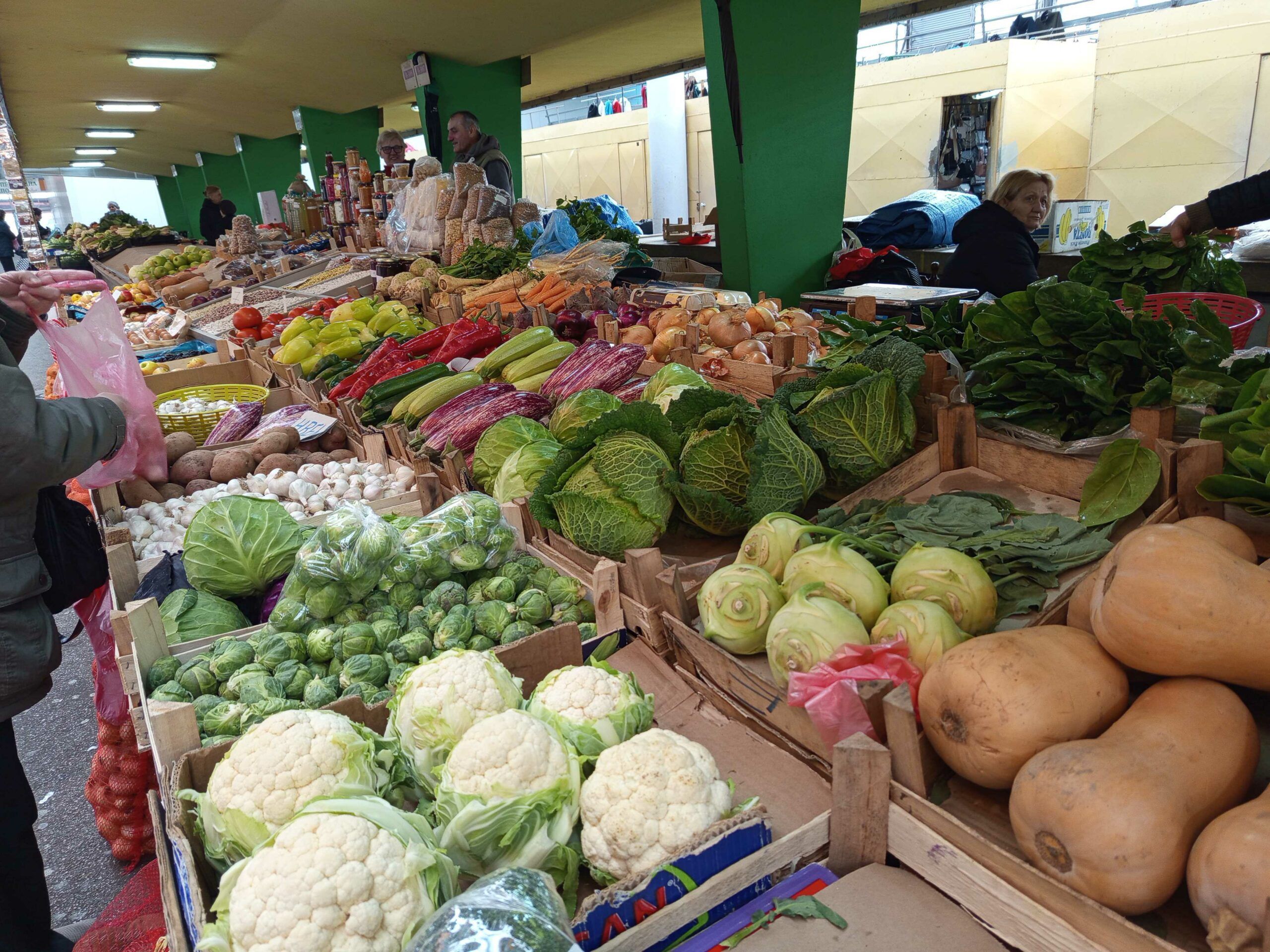 Konačno stiže vrijeme kada će izbor povrća biti raznovrsniji. Ali, važno je da imate novca. 