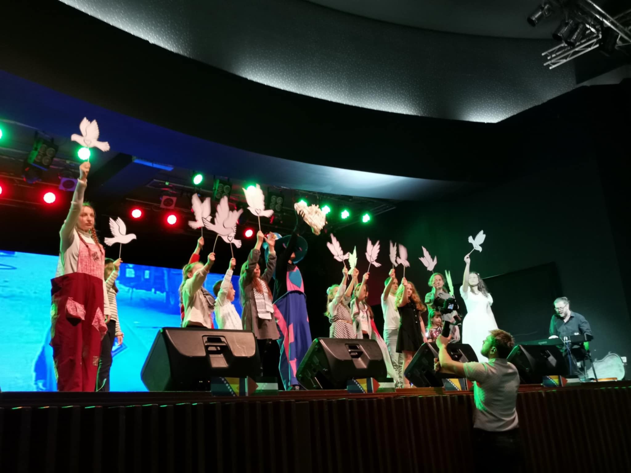 Mravko Travko i njegova vesela družina nastavljaju se družiti sa mališanima širom BiH. Tako je 8. februara zakazan koncert u Hadžićima, a 22. februara u Konjicu.