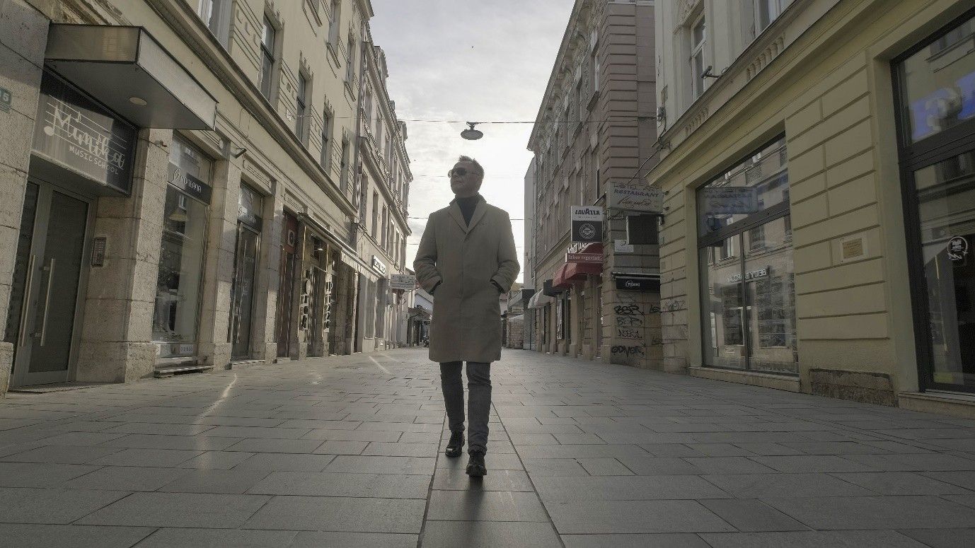 Ova balada, čiji su autori Dino Merlin (tekst) i Hari Varešanović (muzika), nastala je u teškim vremenima i posvećena je opkoljenom Sarajevu. 