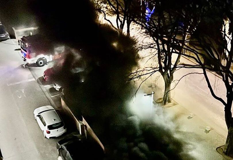 Dojava vatrogascima je stigla u 4:29 sati ujutro, požar je ugašen nekoliko sati kasnije, javljaju mediji.