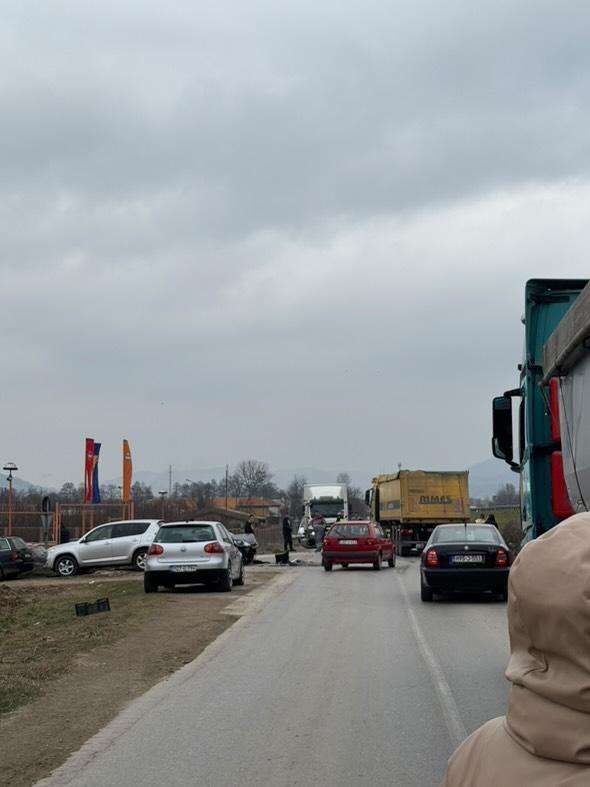 U trenutku pisanja teksta na ovoj dionici, ispred kompanije Brovis, potpuna je obustava saobraćaja, kolone su iz oba smjera.