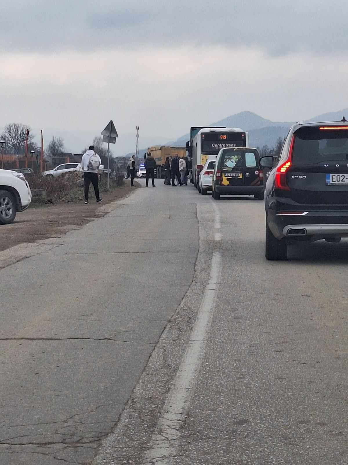 U trenutku pisanja teksta na ovoj dionici, ispred kompanije Brovis, potpuna je obustava saobraćaja, kolone su iz oba smjera.