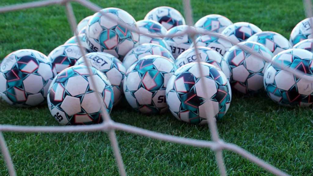 Ovo pravilo testirano je u omladinskim ligama širom Evrope, suci su koristili vizualno upozorenje podizanjem ruke nakon 5 sekundi