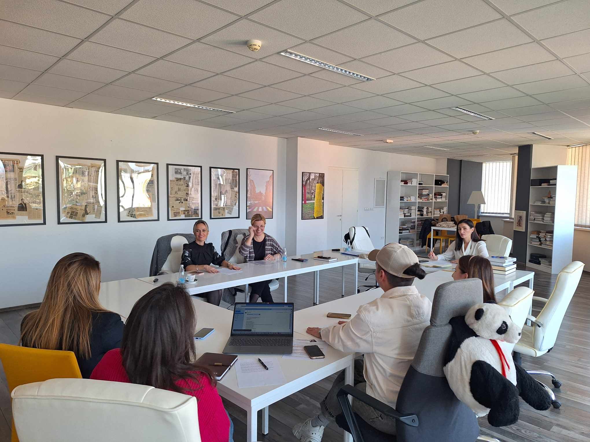 Tokom treninga, predavači su novinare Hayata detaljnije upoznali sa pomenutom tematikom te kroz vježbe praktično pokazali kako mediji treba da prilagode...