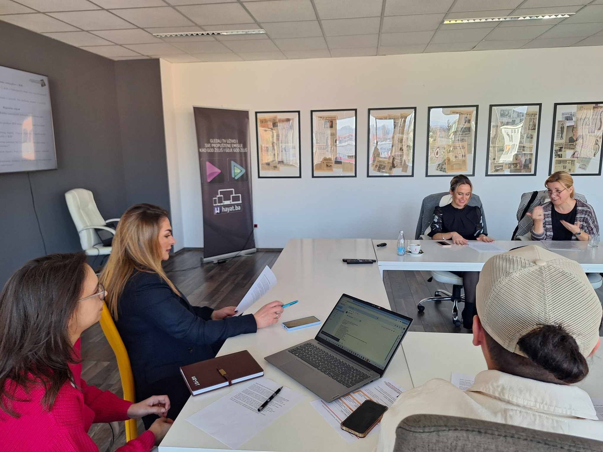 Tokom treninga, predavači su novinare Hayata detaljnije upoznali sa pomenutom tematikom te kroz vježbe praktično pokazali kako mediji treba da prilagode...