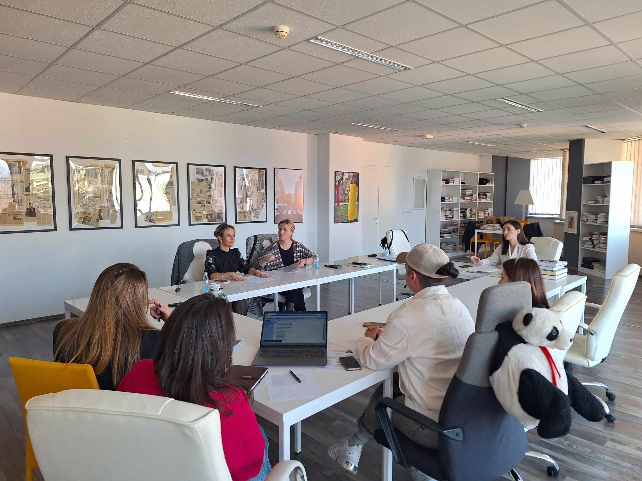 Tokom treninga, predavači su novinare Hayata detaljnije upoznali sa pomenutom tematikom te kroz vježbe praktično pokazali kako mediji treba da prilagode...