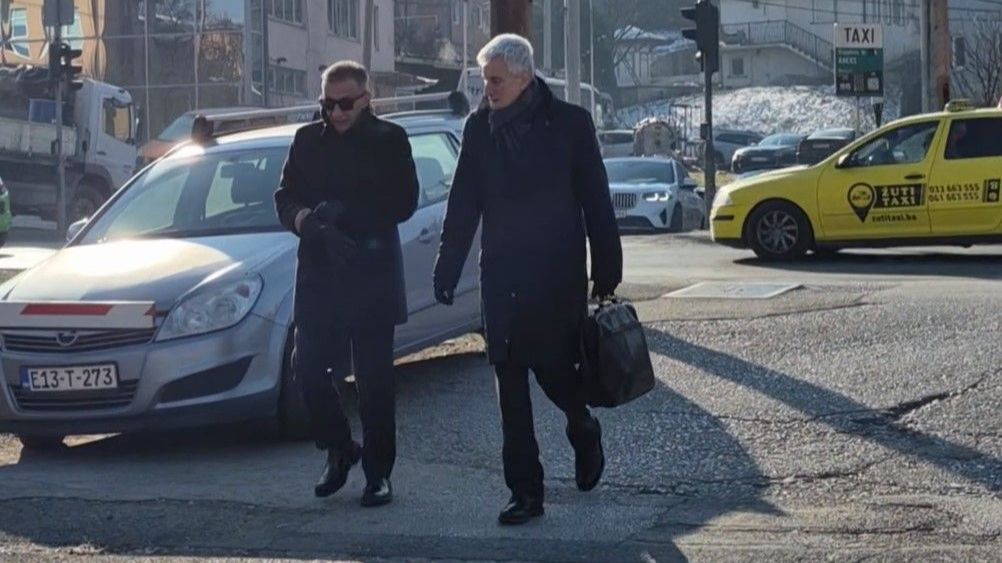 Bivši direktor Obavještajno-sigurnosne agencije (OSA) Osman Mehmedagić stigao je na Sud BiH gdje će se izjasniti o krivici u predmetu "Diploma".