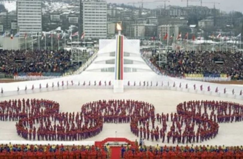 Za nepune tri godine sagrađena su naselja za novinare i sportiste Dobrinja i Mojmilo, sportski kompleks Zetra s olimpijskom dvoranom i stadionom...