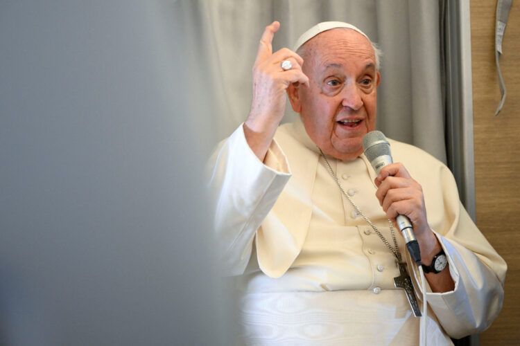 Papa Franjo prebrodio komplikacije, skinut sa respiratora