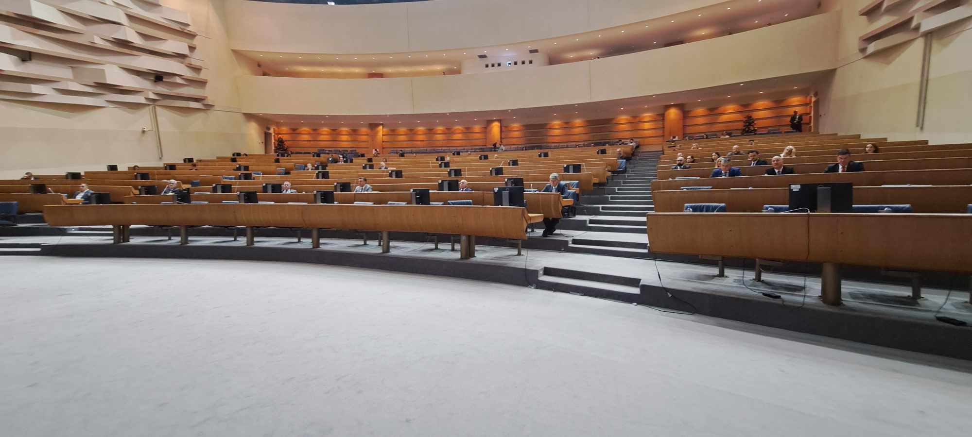 Primjetno je da na sjednicu nisu došli zastupnici Kluba HDZ, osim Marinka Čavare koji je u  rukovodstvu Doma