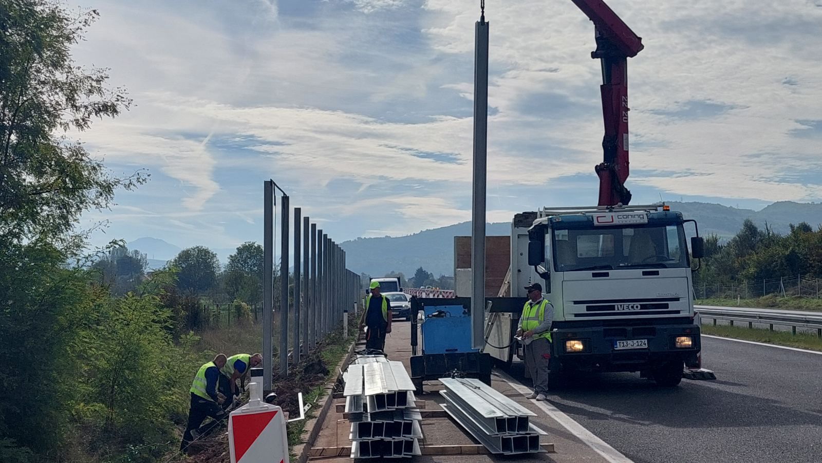 Zbog nižih temperatura upozoravamo na lokalnu poledicu u zasjenjenim dijelovima, kao i preko planinskih prevoja