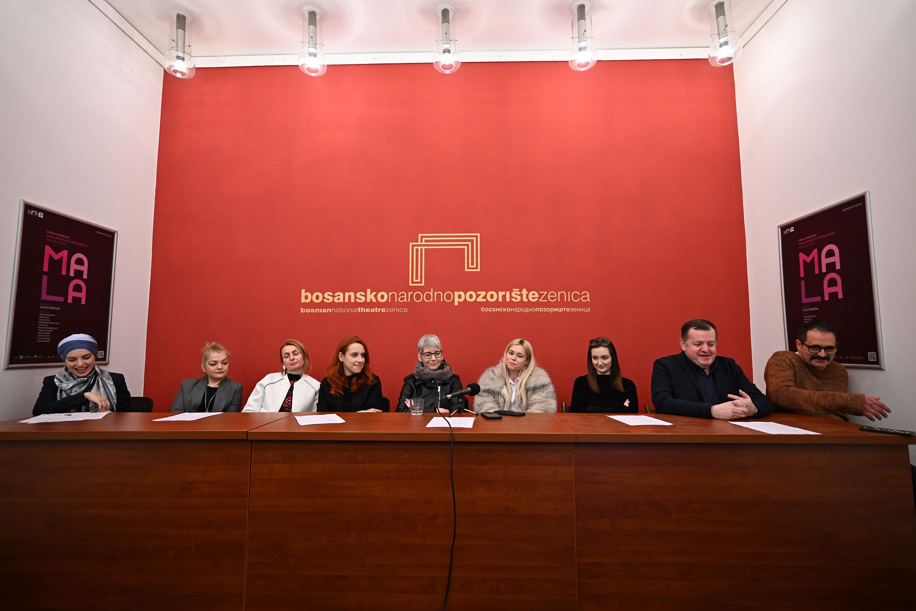 Kaikčija je zahvalna menadžmentu zbog ukazanog povjerenja da režira ovakvu angažiranu i po domaćem tekstu rađenu predstavu