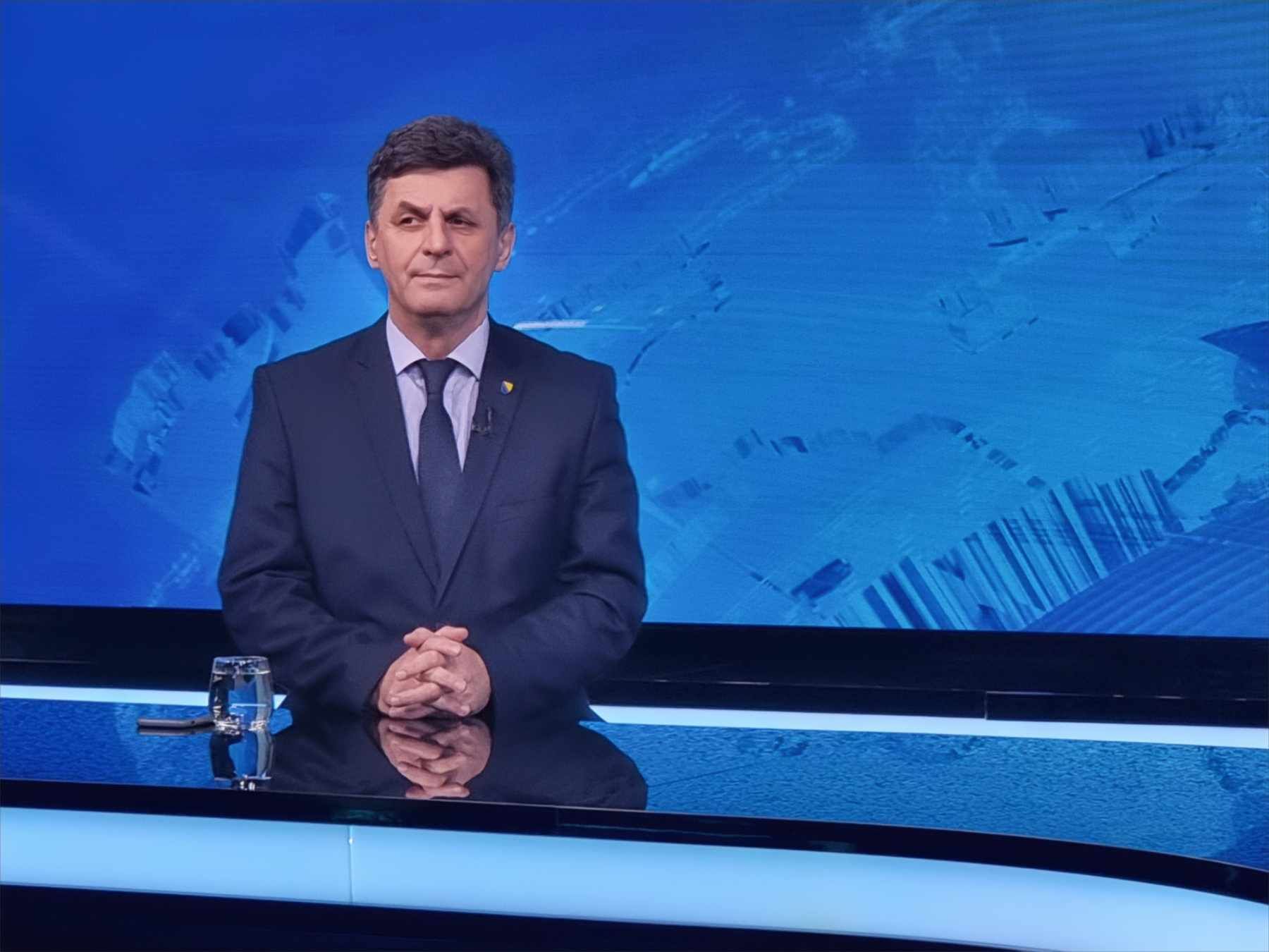 Po dolasku predsjednika Srbije, Dodik je spustio loptu govoreći kako je ipak spreman na razgovor