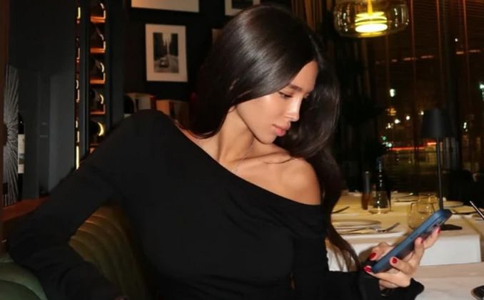 Kćerka folkera Harisa Džinovića i kreatorke Meline Galić, Đina, objavom na Instagramu je objavila fotografiju je zabrinula sve svoje pratioce.