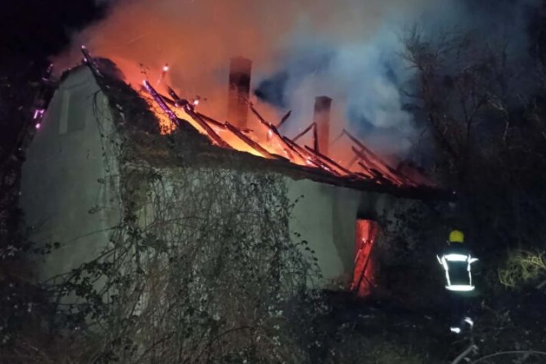 U srebreničkom selu Crvica u blizini Skelana na obali rijeke Drine sinoć oko 22 sata izbio je požar na stambenoj kući Petka Nikolića.