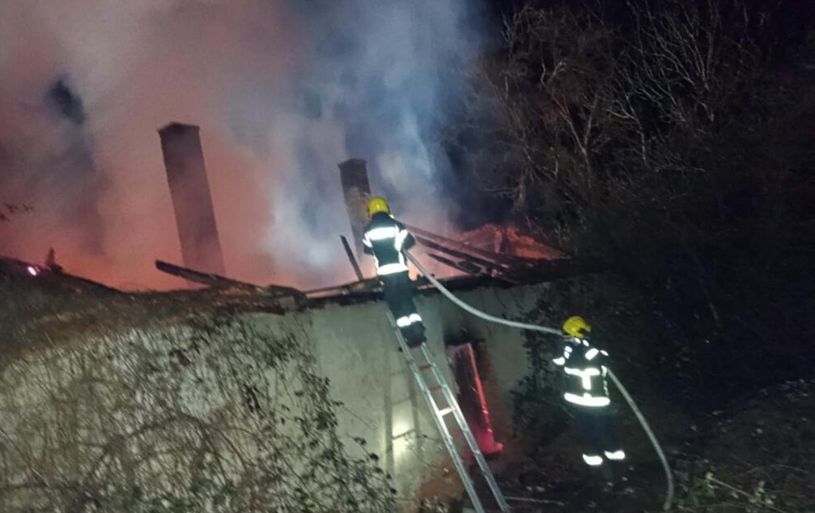 Požar u selu Crvica kod Srebrenice, pomogli vatrogasci iz Srbije