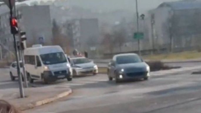 Očevici tvrde da su se sirene i zvukovi naglog kočenja čuli nekoliko minuta prije nego što je vozač konačno zaustavljen