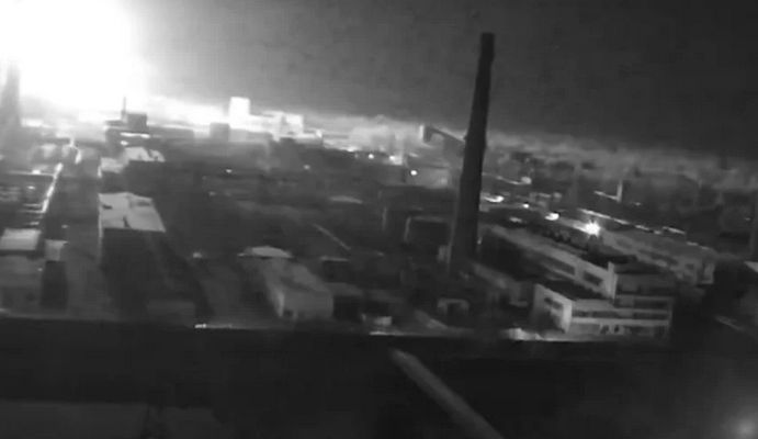 Predsjednik Volodimir Zelenski je kazao da je dron pogodio zaštitni sarkofag “koji štiti svijet od radijacije”.