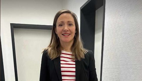 Jasmina će podijeliti svoja iskustva iz političkog djelovanja, objasniti izazove koje donosi balansiranje između javnog angažmana i privatnog života kao majke s dvoje djece