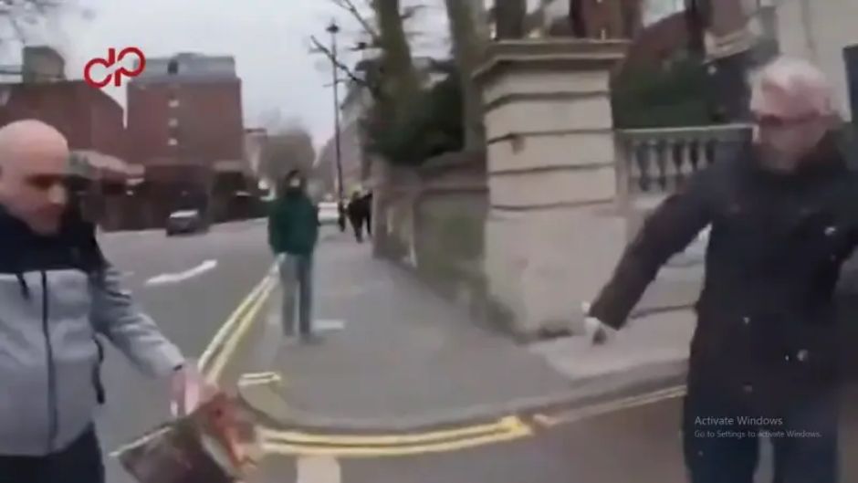 Svemu se svjedočili prolaznici koji su snimili incident a jedan od dostavljača također je stao, sišao s bicikla, udario ga i zatim mirno nastavio svojim putem