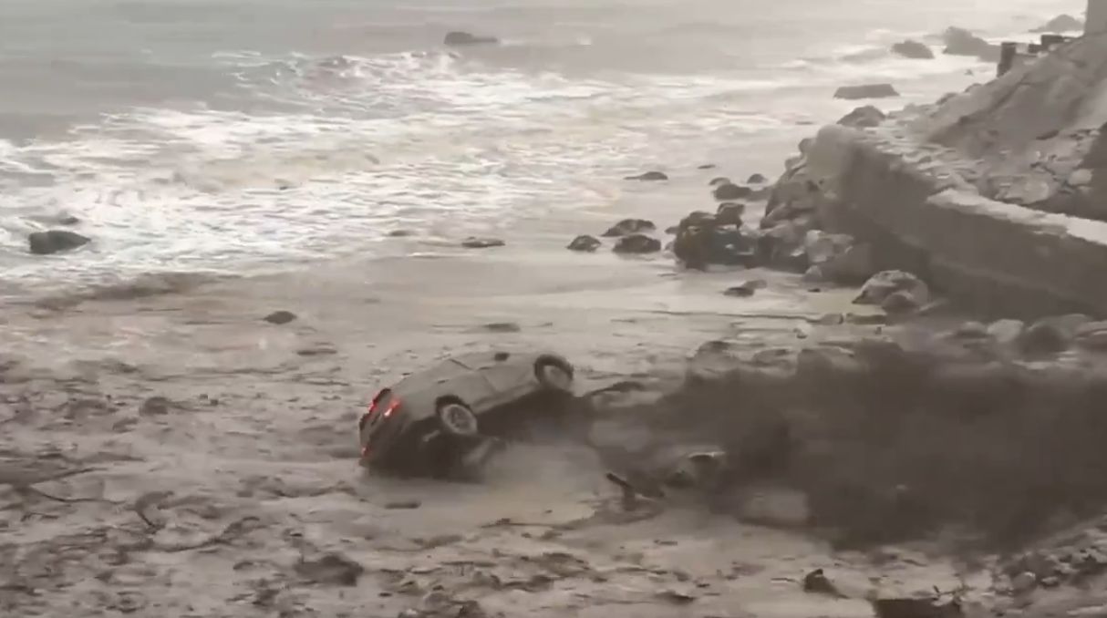 Nacionalna meteorološka služba za Los Angeles rekla je u objavi na X-u u petak da, iako je oluja prošla, blato i odroni mogu se nastaviti dugo nakon što kiša prestane