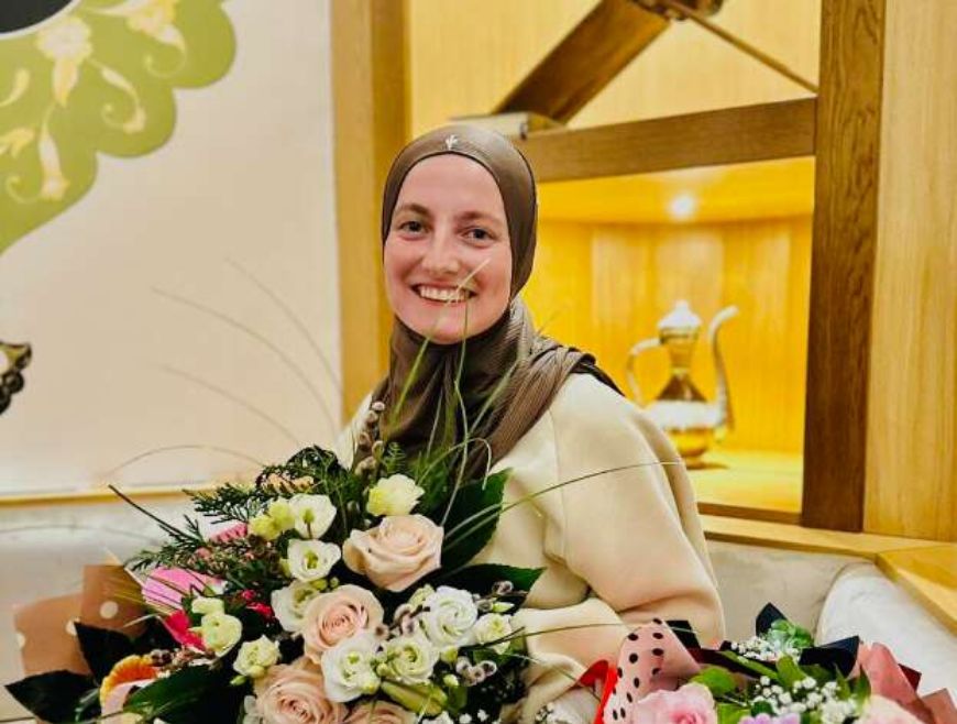 Hifz je počela učiti u Medresi pred hafizom Zijadom Dervićem, a poslije Medrese nastavila pred hafizom Safetom Husejnovićem