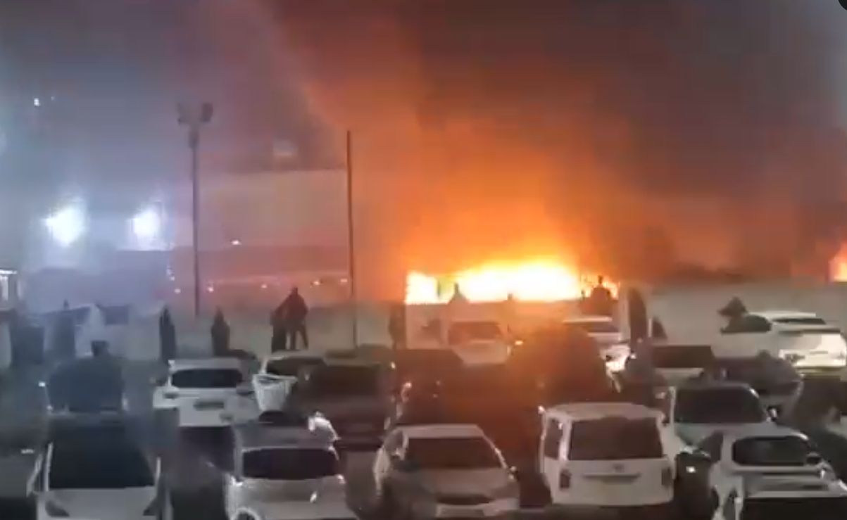 Jake policijske snage raspoređene su na mjestima događaja i u toku je potraga za osumnjičenima, javljaju izraelski mediji