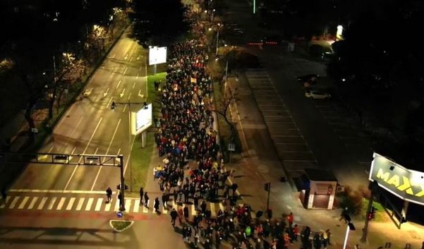 Pošto premijer očigledno nije dobro razumio naše zahtjeve na crnogorskom, srpskom, bosanskom, hrvatskom jeziku, ponoviti ćemo ih na njegovom maternjem - japanskom jeziku, naveli su