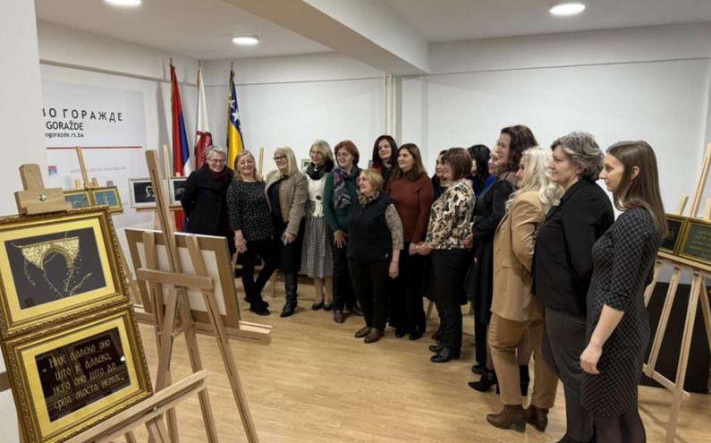 Motivi izložbe su mostovi Bosne i Hercegovine u zlatovezu, propraćeni citatima najvećih bh. književnika